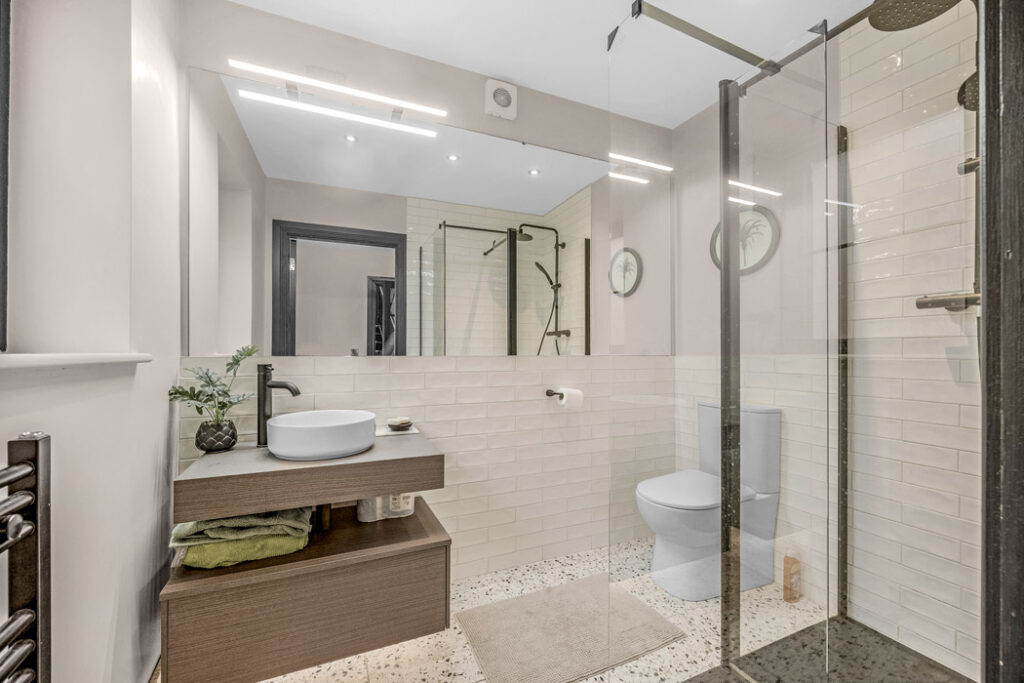 26 Erne Street bathroom