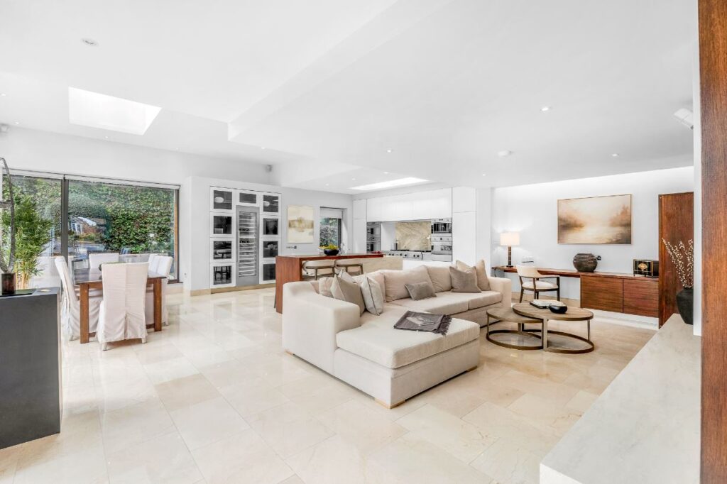 lounge area of kitchen x