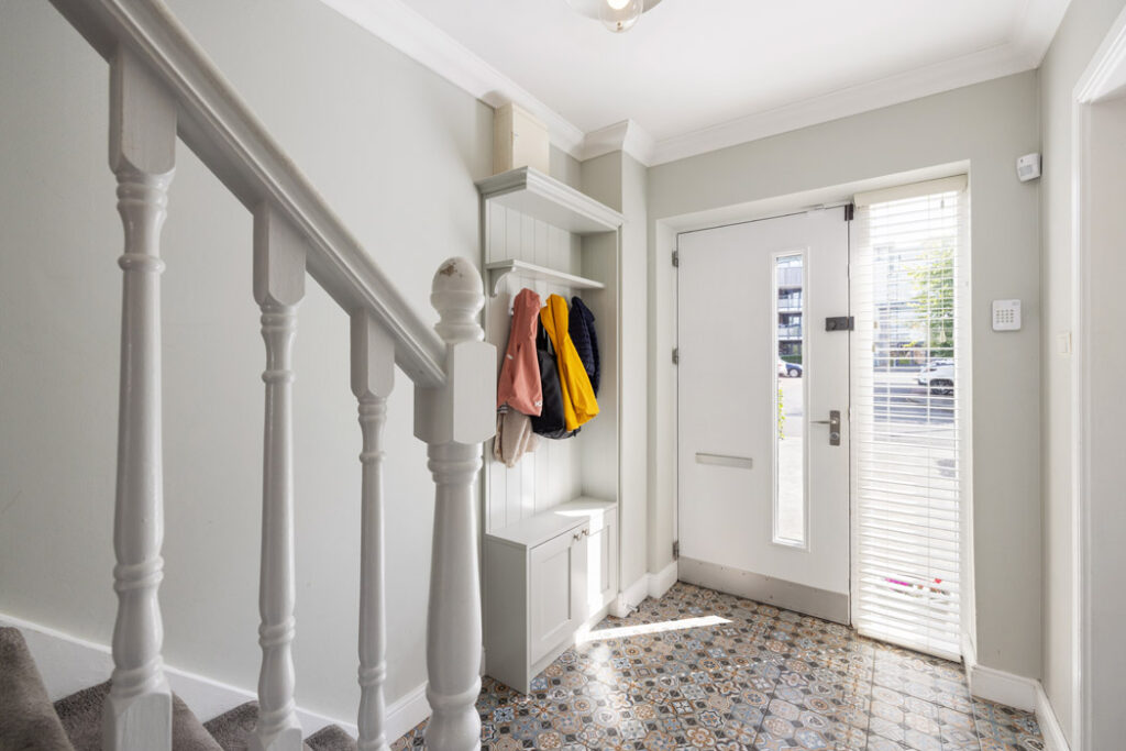 81389 R 1 27 THE HEADLANDS 28