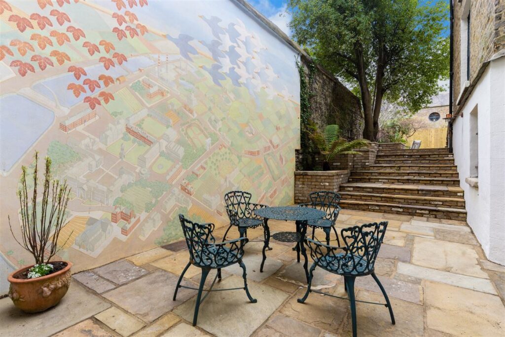 mural sunken courtyard
