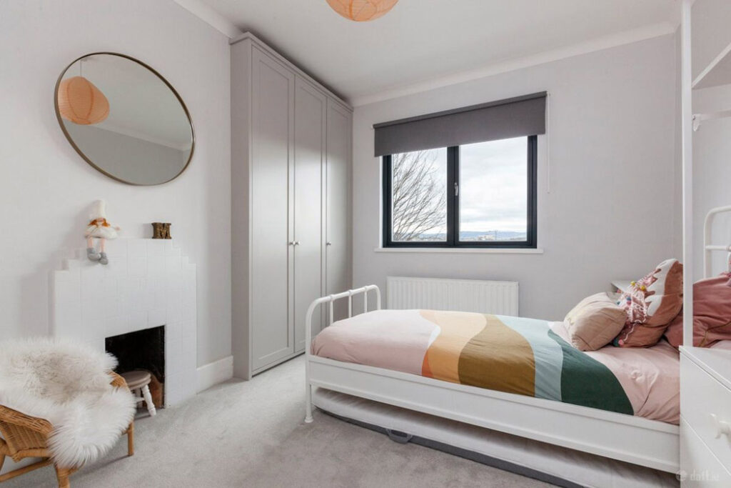 A secret address seeking €825k by a 1990s starchitect is on the sunny side of a D7 street 11 2nd bed