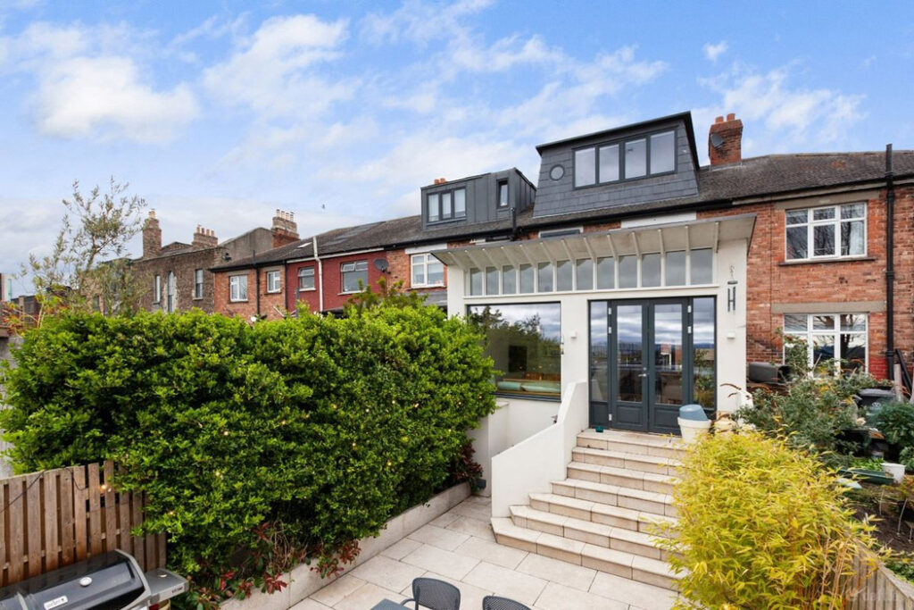 A secret address seeking €825k by a 1990s starchitect is on the sunny side of a D7 street 8 back of house 1