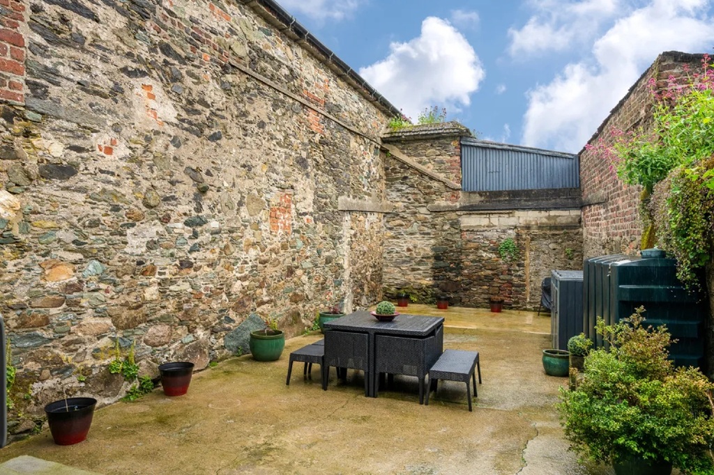back yard shwoing all walls