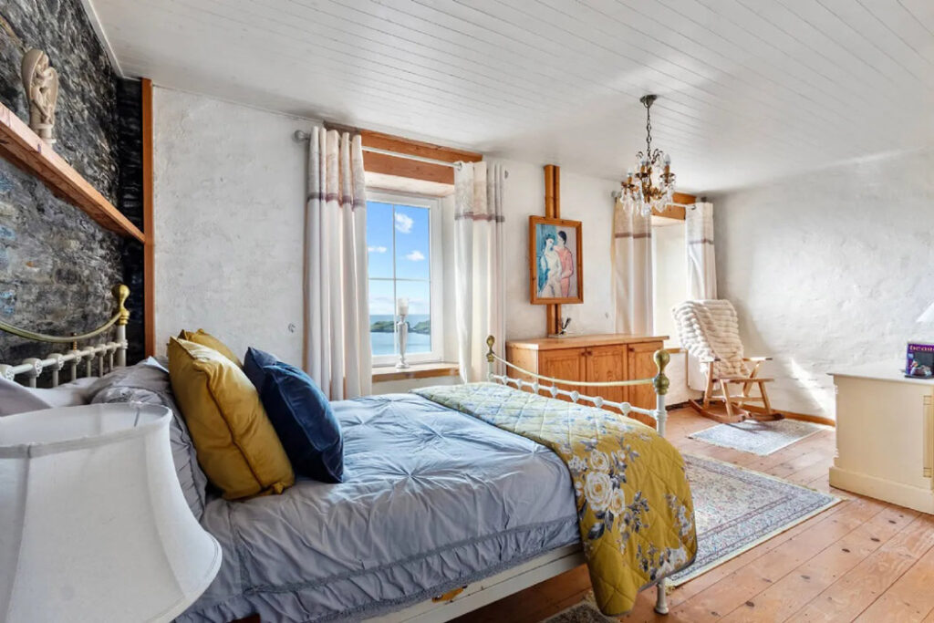Private beach access from large lighthouse keeper’s home 9 bedroom best one