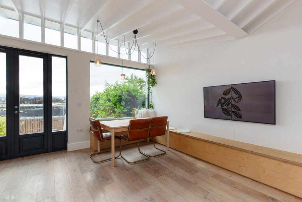 A secret address seeking €825k by a 1990s starchitect is on the sunny side of a D7 street 4 dining room 1