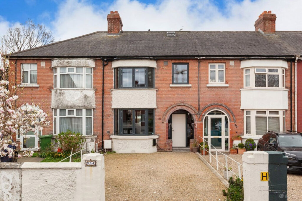 A secret address seeking €825k by a 1990s starchitect is on the sunny side of a D7 street 1 D7