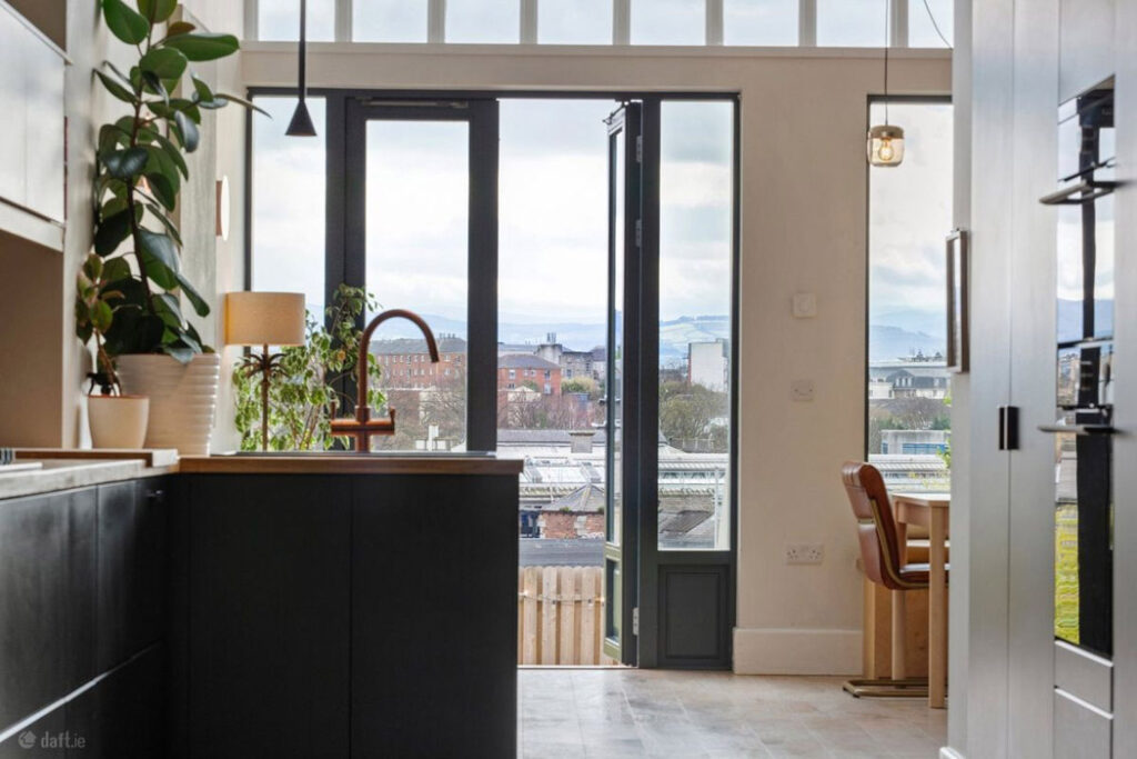 A secret address seeking €825k by a 1990s starchitect is on the sunny side of a D7 street 7 french doors