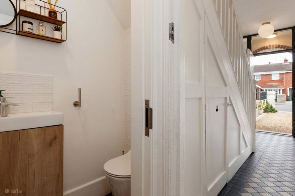 A secret address seeking €825k by a 1990s starchitect is on the sunny side of a D7 street 2 hall 2