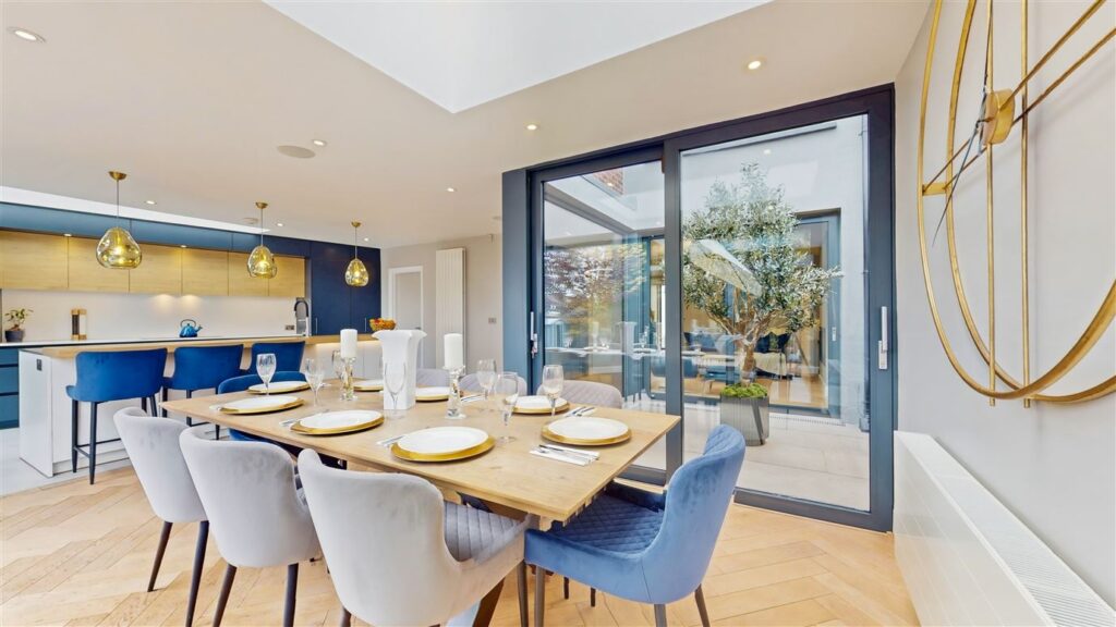 kitchen diner to courtyard