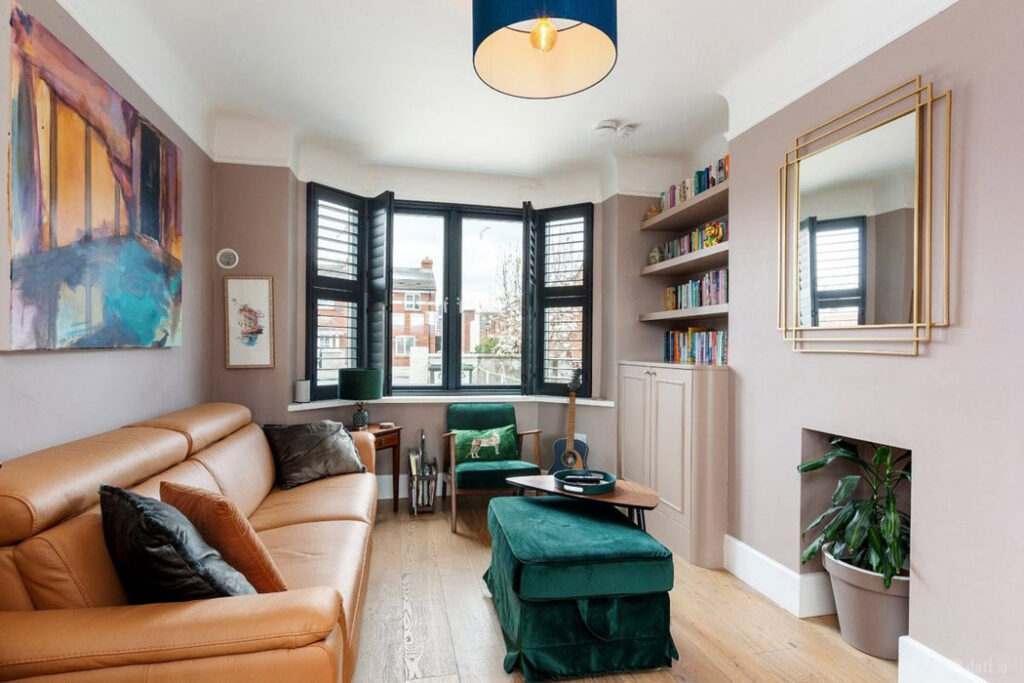 A secret address seeking €825k by a 1990s starchitect is on the sunny side of a D7 street 3 living room 1
