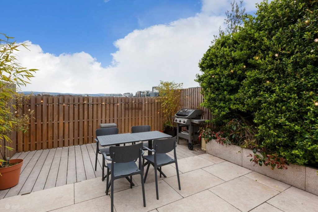 A secret address seeking €825k by a 1990s starchitect is on the sunny side of a D7 street 9 terraced garden 2