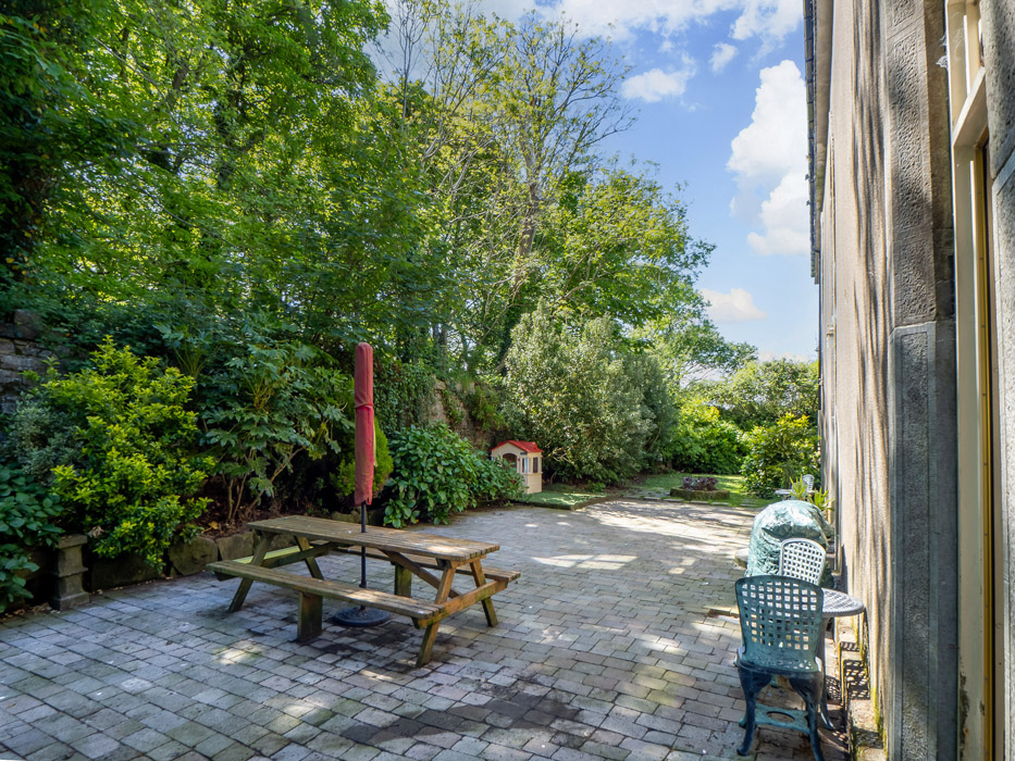 33 side terrace