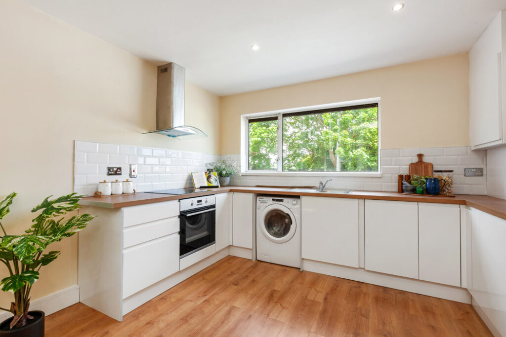 Commune with nature in your very own “tree house”, overlooking the Phoenix Park 5 89901 R 1 IMG 0225