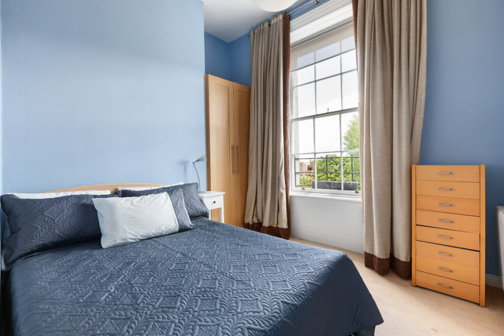 Top floor apartment in Georgian residence with Grand Canal views seeking €625k 7 BEDROOM 2 1
