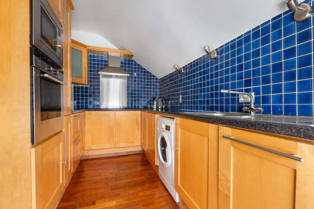 Top floor apartment in Georgian residence with Grand Canal views seeking €625k 4 KITCHEN 6