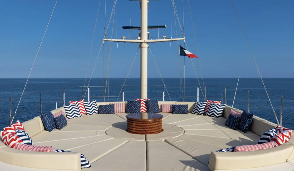 Inside Irish billionaire's superyacht, where Dua Lipa celebrated her wedding 17 Deck on Nero yacht.