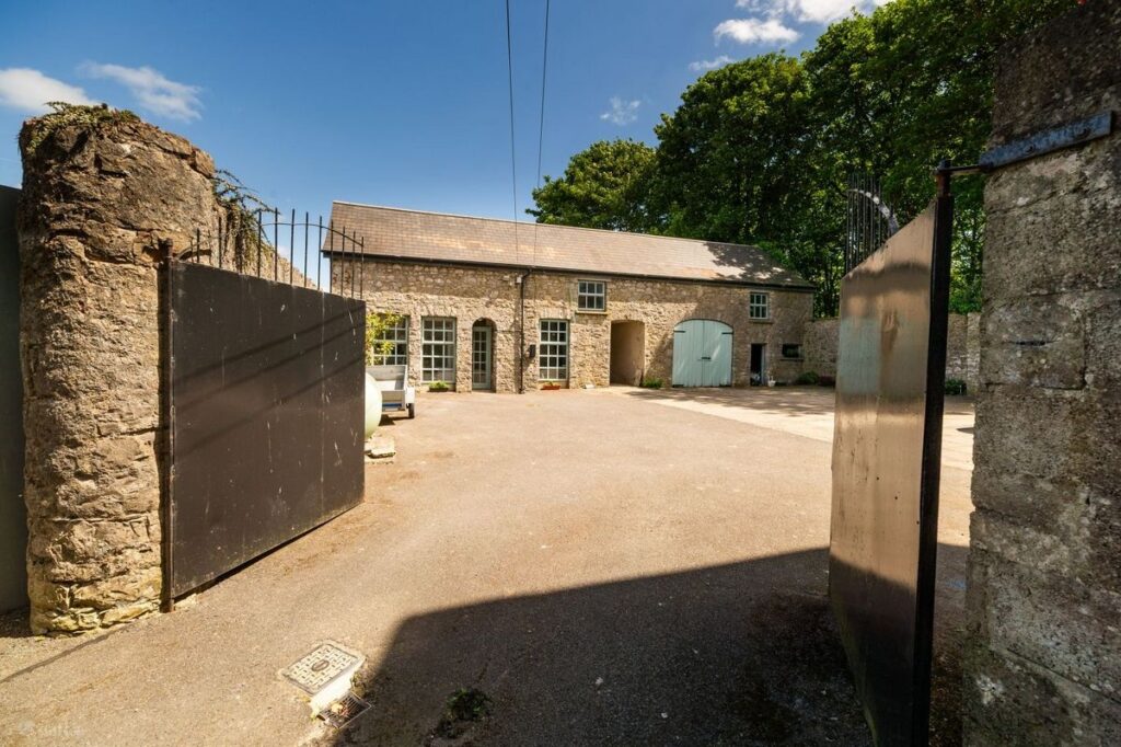 coach house