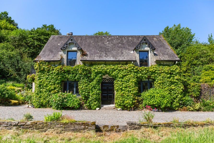 An enchanting woodland house with river swimming, seeking €700,000 10 1