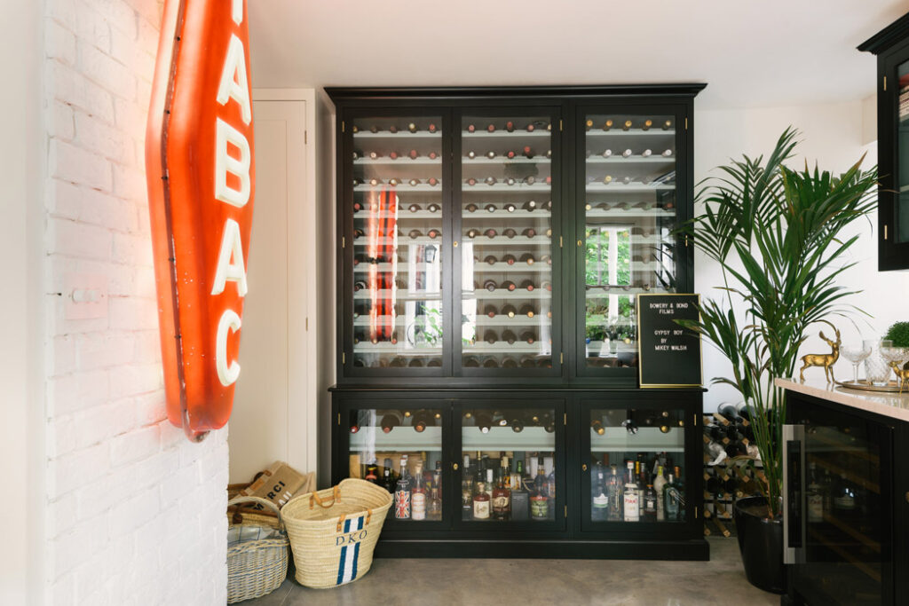 What is a bantry? Get acquainted with the chicest space-saving trend in interiors 4 1.TheRealShakerKitchen deVOL LOW RES
