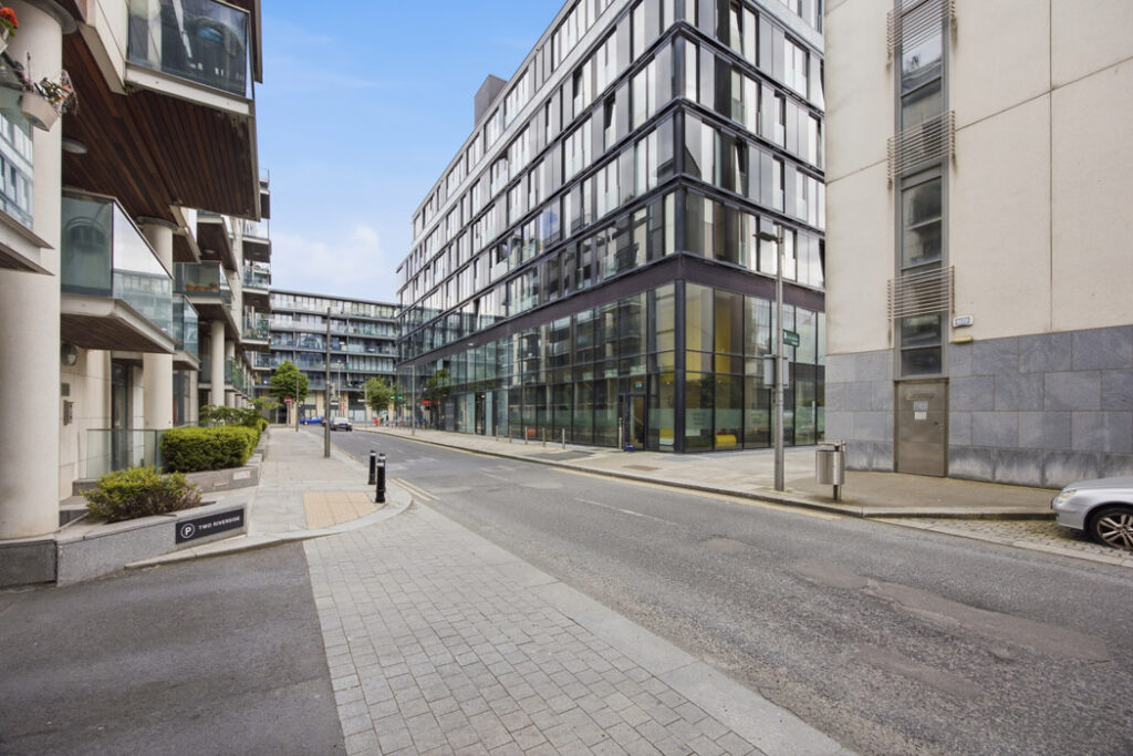 Docklands 2.0: On top of the world in a three-bedroom, 7th-floor apartment 9 105 GCR Exterior