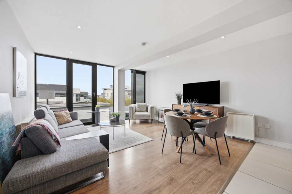 Docklands 2.0: On top of the world in a three-bedroom, 7th-floor apartment 3 105 GCR Living area 1