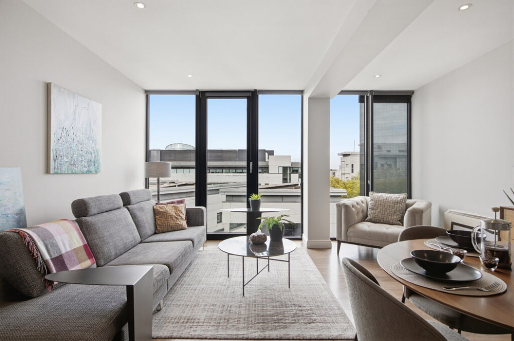 Docklands 2.0: On top of the world in a three-bedroom, 7th-floor apartment 2 105 GCR Living area 2