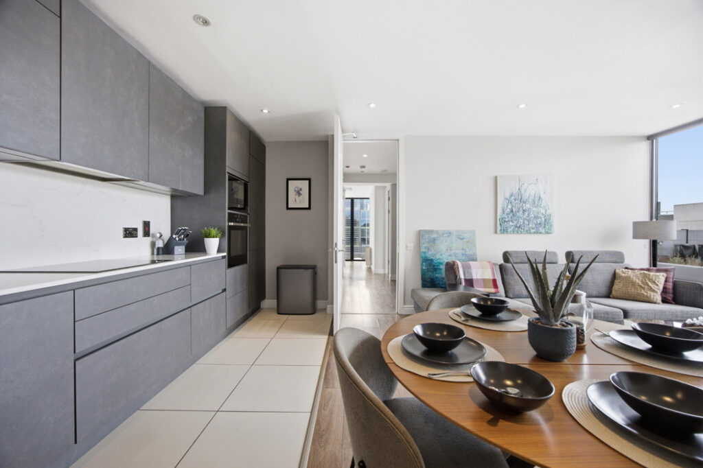 Docklands 2.0: On top of the world in a three-bedroom, 7th-floor apartment 5 105 GCR Living area 5