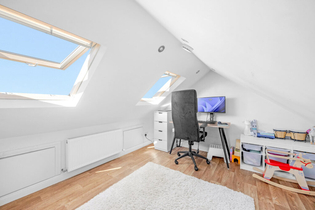 47 Larkfield Gardens 10