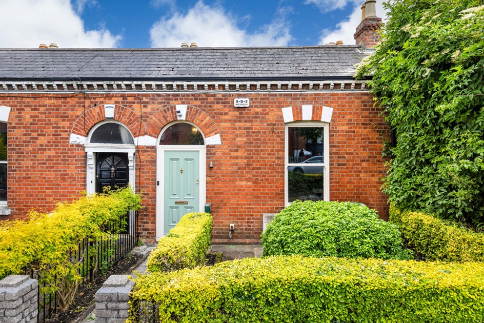 Move-in ready two-bed on one of Dublin 3’s widest streets, seeking €595k 1 89554 R 1 6L7A2204