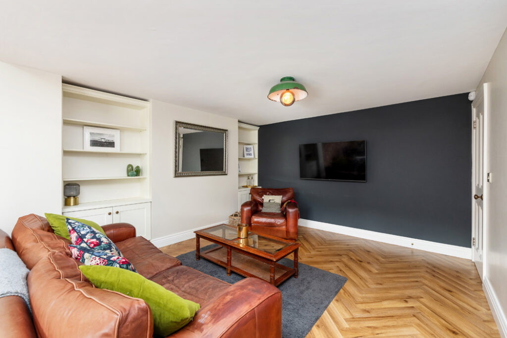 Move-in ready two-bed on one of Dublin 3’s widest streets, seeking €595k 5 89554 R 1 6L7A2240