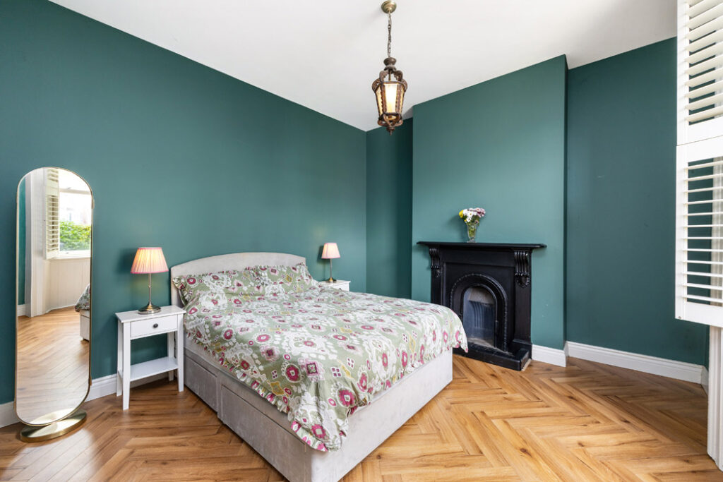 Move-in ready two-bed on one of Dublin 3’s widest streets, seeking €595k 3 89554 R 1 6L7A2262