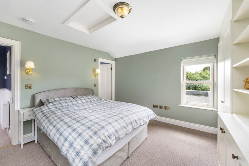 Move-in ready two-bed on one of Dublin 3’s widest streets, seeking €595k 8 89554 R 1 6L7A2268