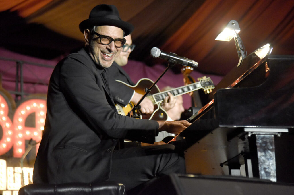 The secret to minimal-effort bed-making, according to Jeff Goldblum 1 Jeff Goldblum