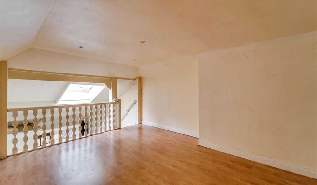 Secret gardens, riverside trails and other "Easter egg" features for €325k 19 cottage 4