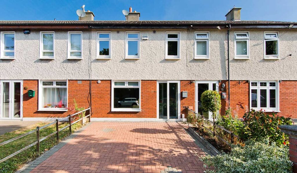Commuter-friendly Quarters: Three turnkey terrace homes near Dublin City centre 3 91238 R 1 Front