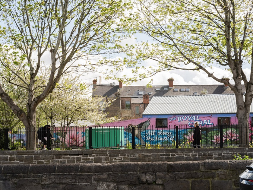 Colour-drenching in traffic light tones reimagines a smart D7 house 11 DSF7194