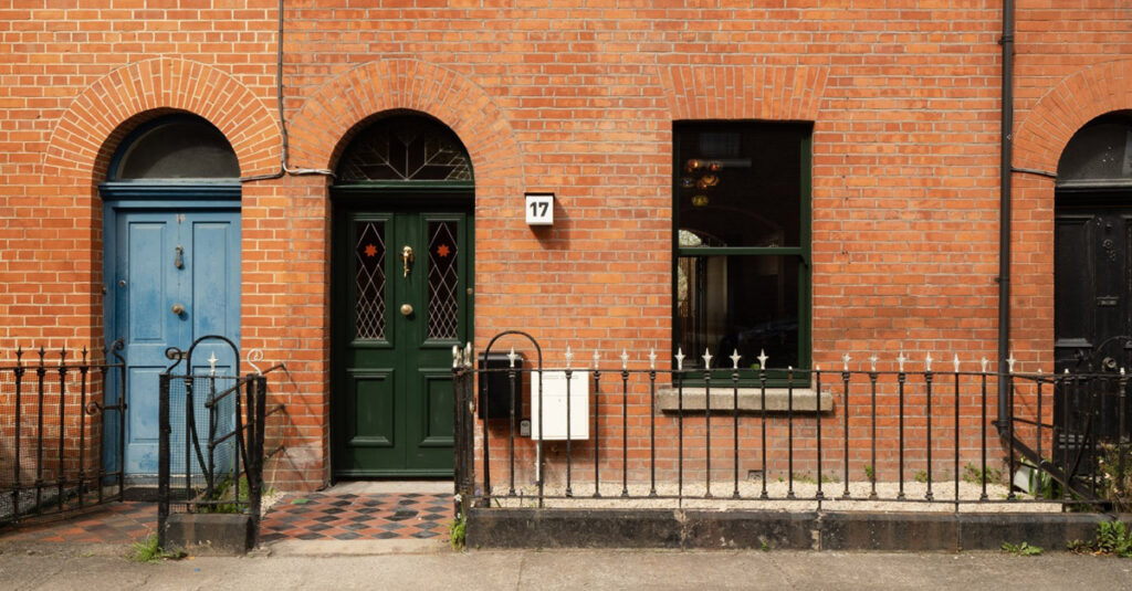 Colour-drenching in traffic light tones reimagines a smart D7 house 2 LEAD 2 DSF7173 landscape