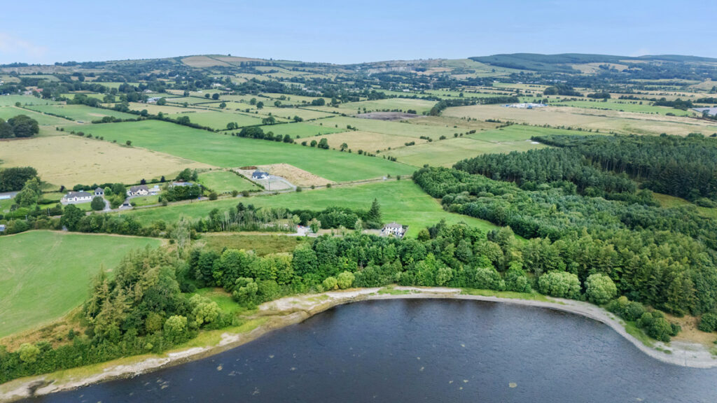 Ireland’s original interiors blogger is putting her lakeside home on the market for €394k 1 lakeside