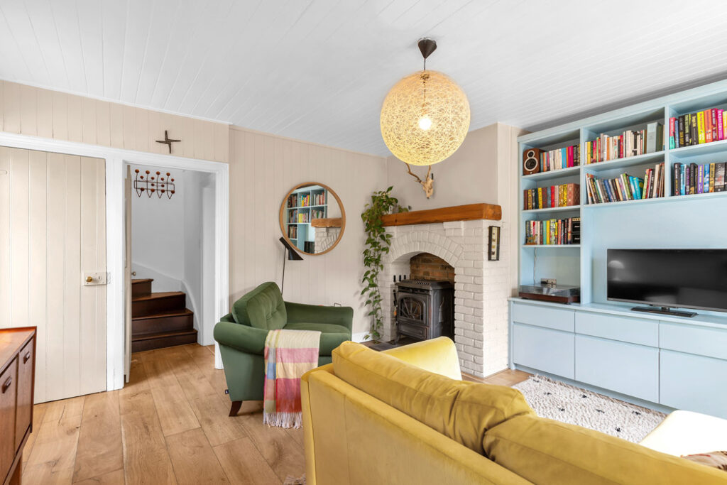 Ireland’s original interiors blogger is putting her lakeside home on the market for €394k 5 d 1