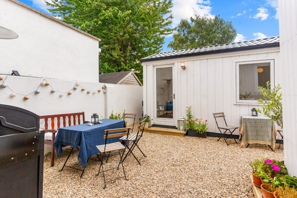 Smart B-rated three-bed within stone-skimming distance of Sandymount Strand 7 dsc09821