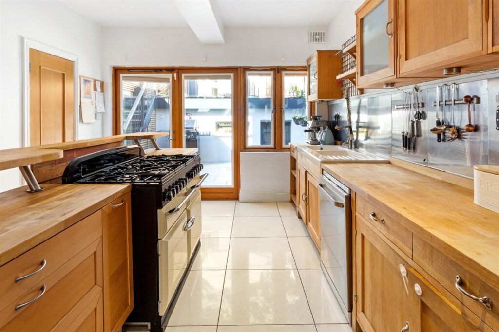 D9 Drumcondra family home for fans of fitness, hobbies and the great outdoors €695k 5 kitchen 2 2