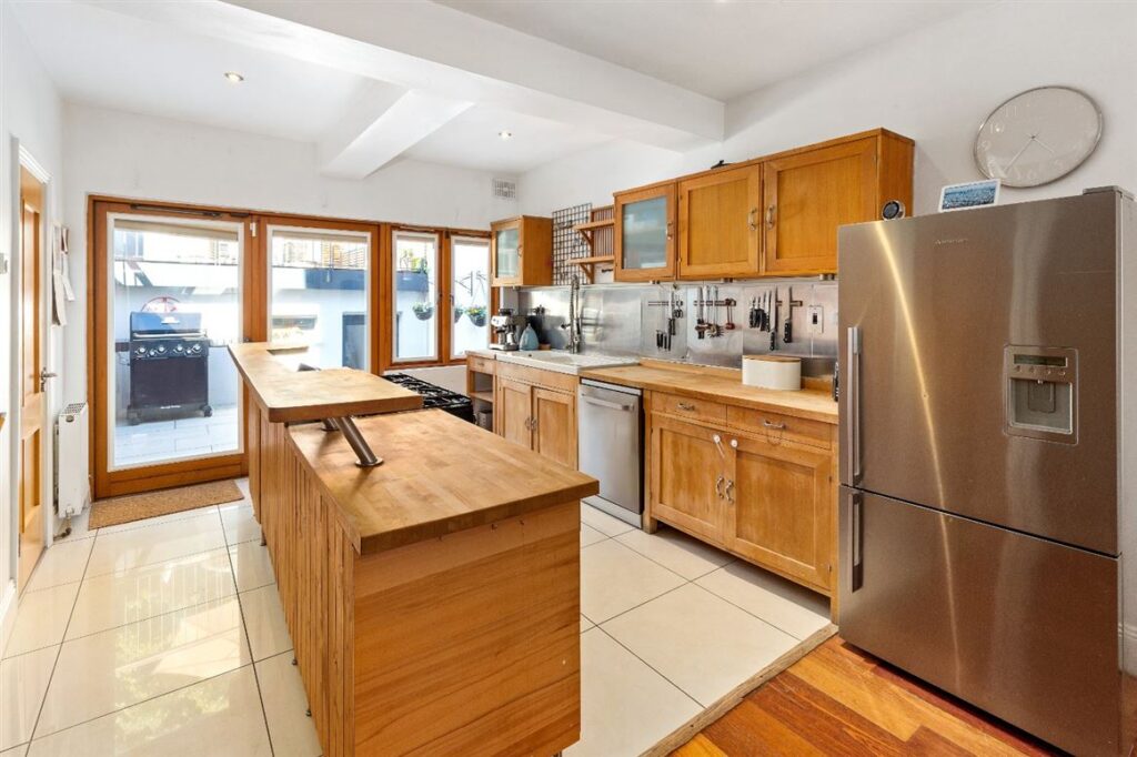 D9 Drumcondra family home for fans of fitness, hobbies and the great outdoors €695k 4 kitchen 6