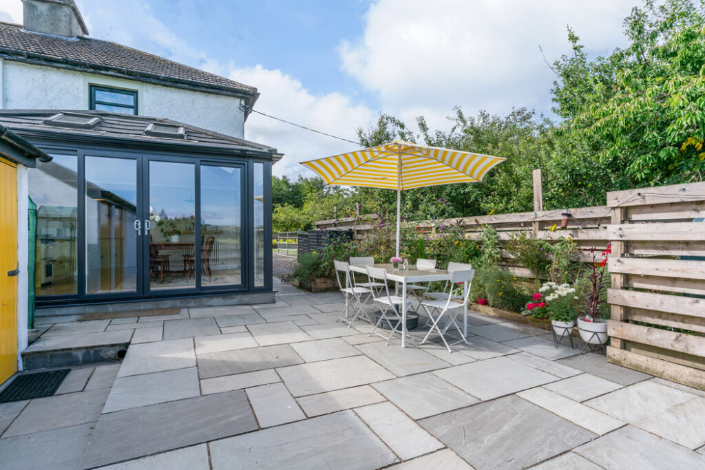 Ireland’s original interiors blogger is putting her lakeside home on the market for €394k 10 p