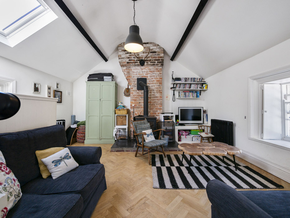 Riverside three-bed 1900s cottage in captivating setting, €350k 5 s 42