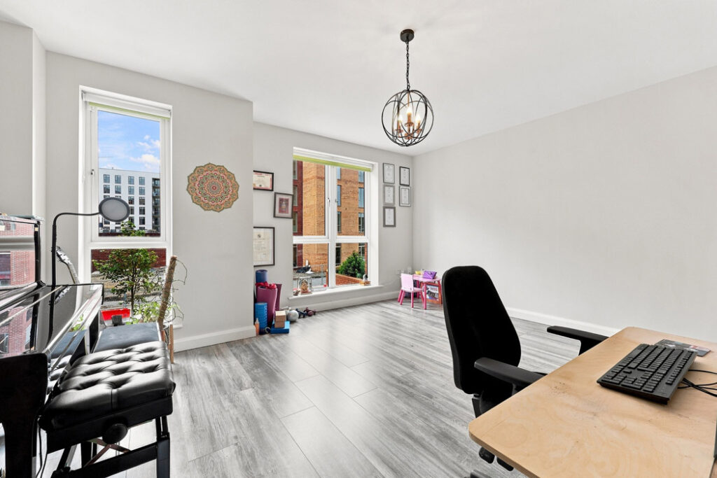 Well-connected four-bed D13 home within a 19-minute city centre commute 6 7N9A4819