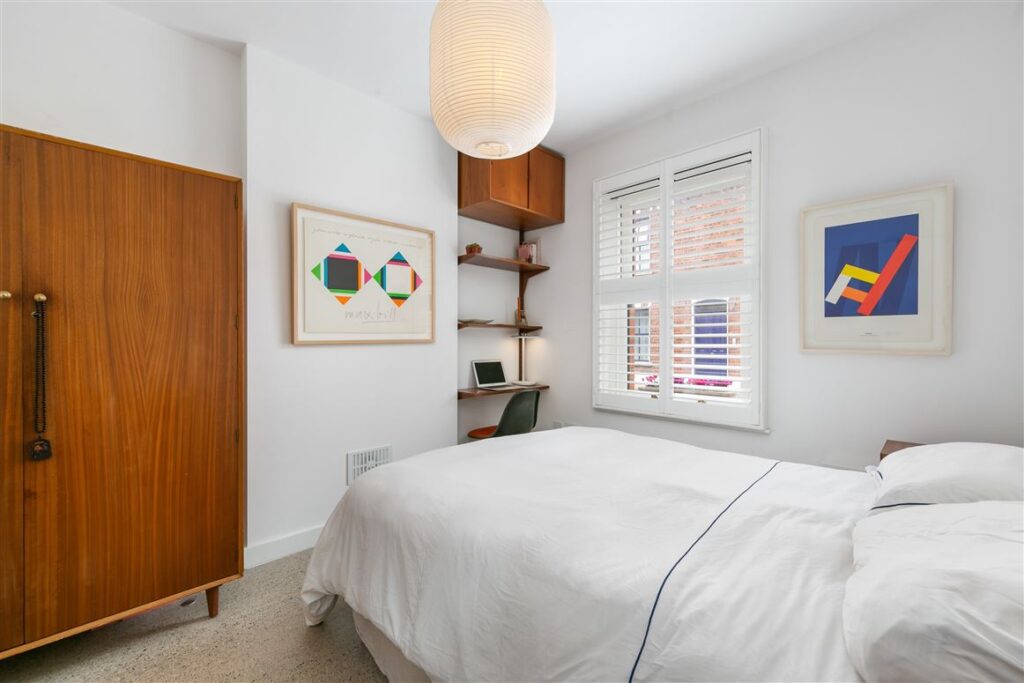 Bright, beautifully renovated two-bedroom period home in the heart of Portobello 6 b ed 1