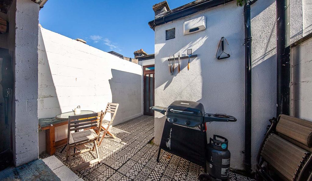 Big charm in a little cottage at a low price in Clontarf 2 clontarf cottage bbq