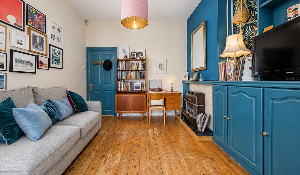 Big charm in a little cottage at a low price in Clontarf 5 clontarf cottage sitting room