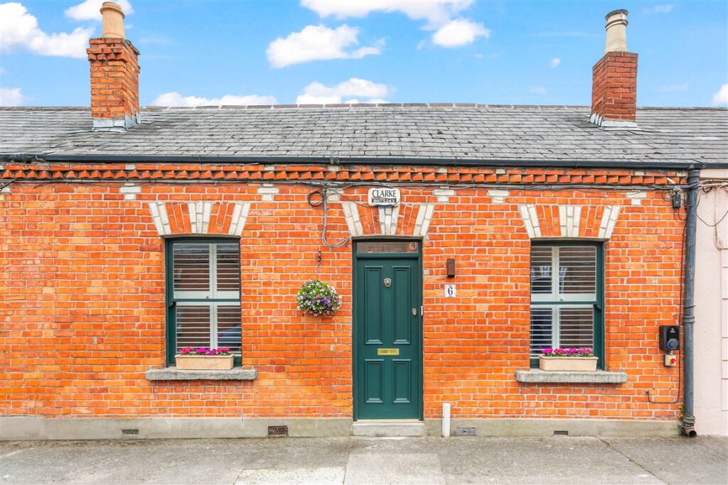 Bright, beautifully renovated two-bedroom period home in the heart of Portobello 1 Portobello