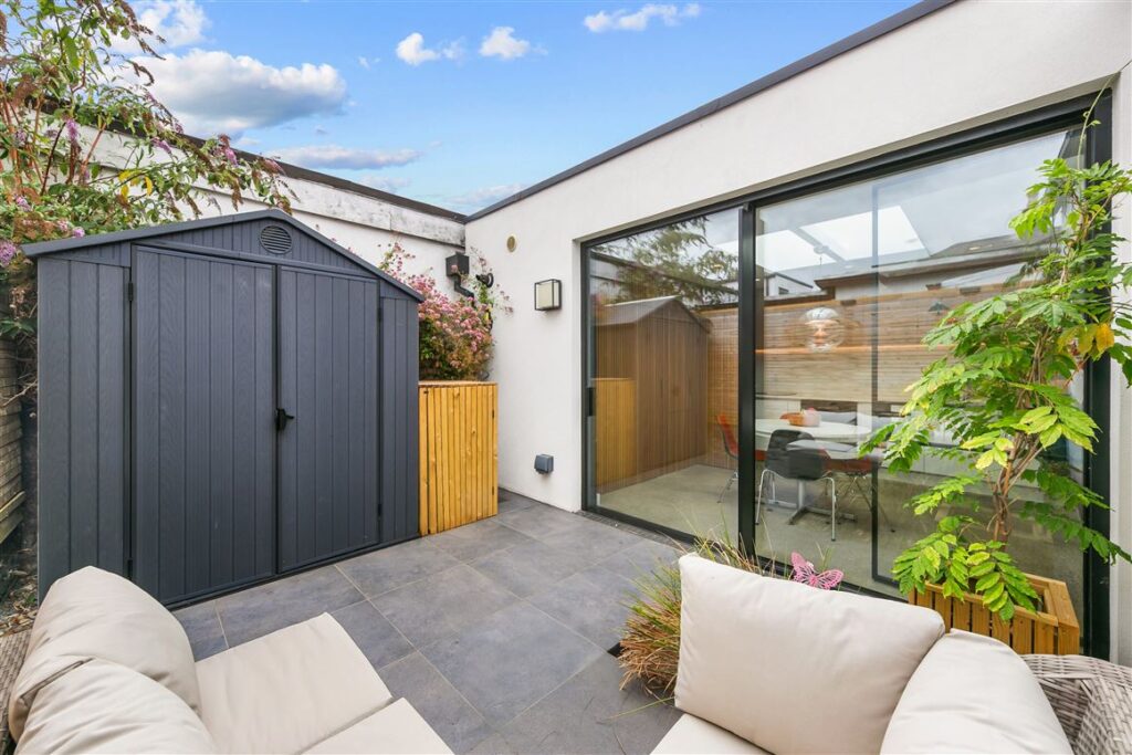 Bright, beautifully renovated two-bedroom period home in the heart of Portobello 7 garden 3